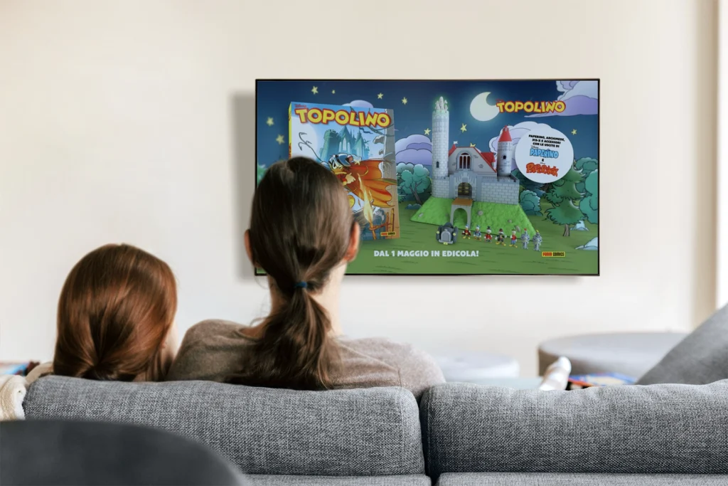 Disney collectible gadgets campaign - Mother and daudhter watching tv commercial of Paperinik Castle - Topolino Magazine - Diseny - created by Antiorario Creative Agency